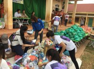 Đoàn TN nhà trường kết hợp đoàn từ thiện phát quà cho các học sinh đồng bào dân tộc Hmông tại phân hiệu thôn 9.