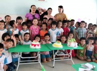 BGH, GV tổ chức sinh nhật cho các cháu tại lớp.