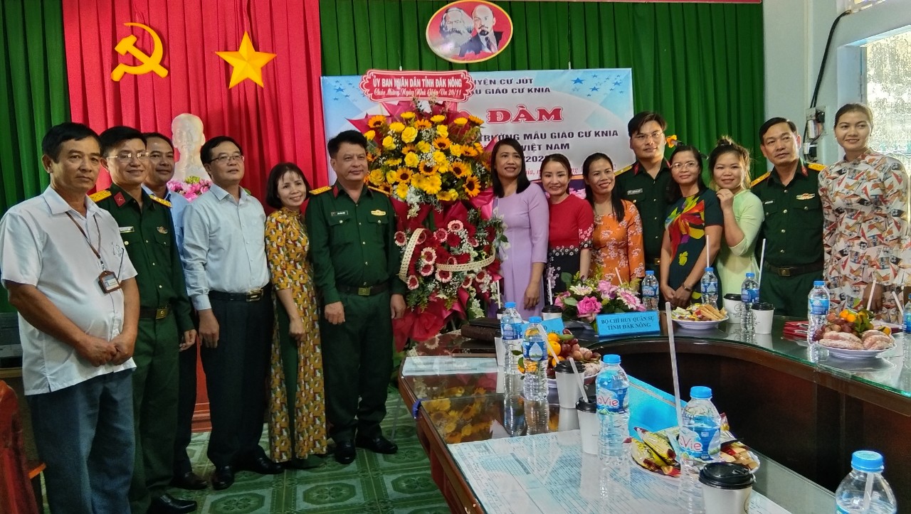 Hình ảnh Đại diện lãnh đạo UBND tỉnh đến thăm tặng hoa, quà chúc mừng Nhà trường nhân dịp kỷ niệm 40 năm ngày Nhà giáo Việt Nam 20/11/1982 – 20/11/2022.